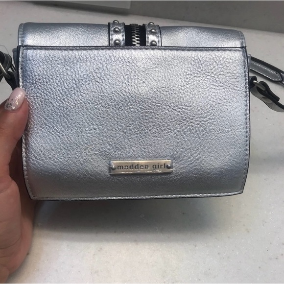 Metallic Zipper Crossbody - Picture 3 of 6